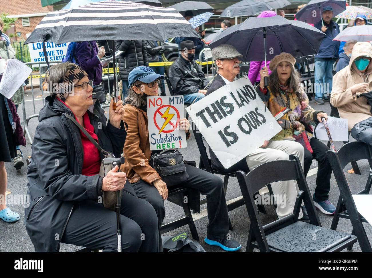 Die Bewohner der Penn South Housing Cooperative und ihre Unterstützer versammeln sich am Sonntag, dem 23. Oktober 2022, in Chelsea in New York gegen den Bau eines Umspannwerks der Metropolitan Transportation Authority in der West 28 St inmitten der Genossenschaft. (© Richard B. Levine) Stockfoto