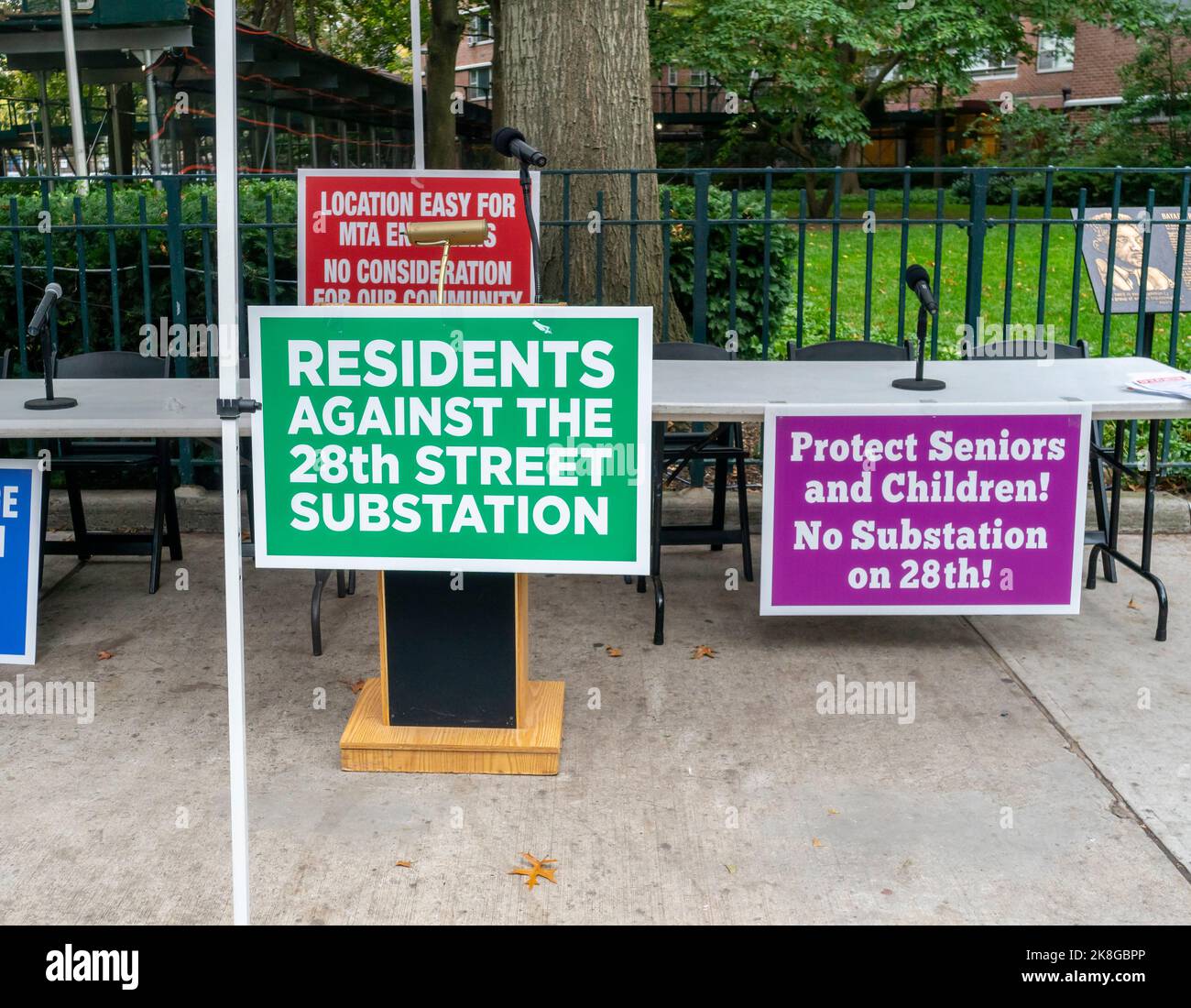 Die Bewohner der Penn South Housing Cooperative und ihre Unterstützer versammeln sich am Sonntag, dem 23. Oktober 2022, in Chelsea in New York gegen den Bau eines Umspannwerks der Metropolitan Transportation Authority in der West 28 St inmitten der Genossenschaft. (© Richard B. Levine) Stockfoto