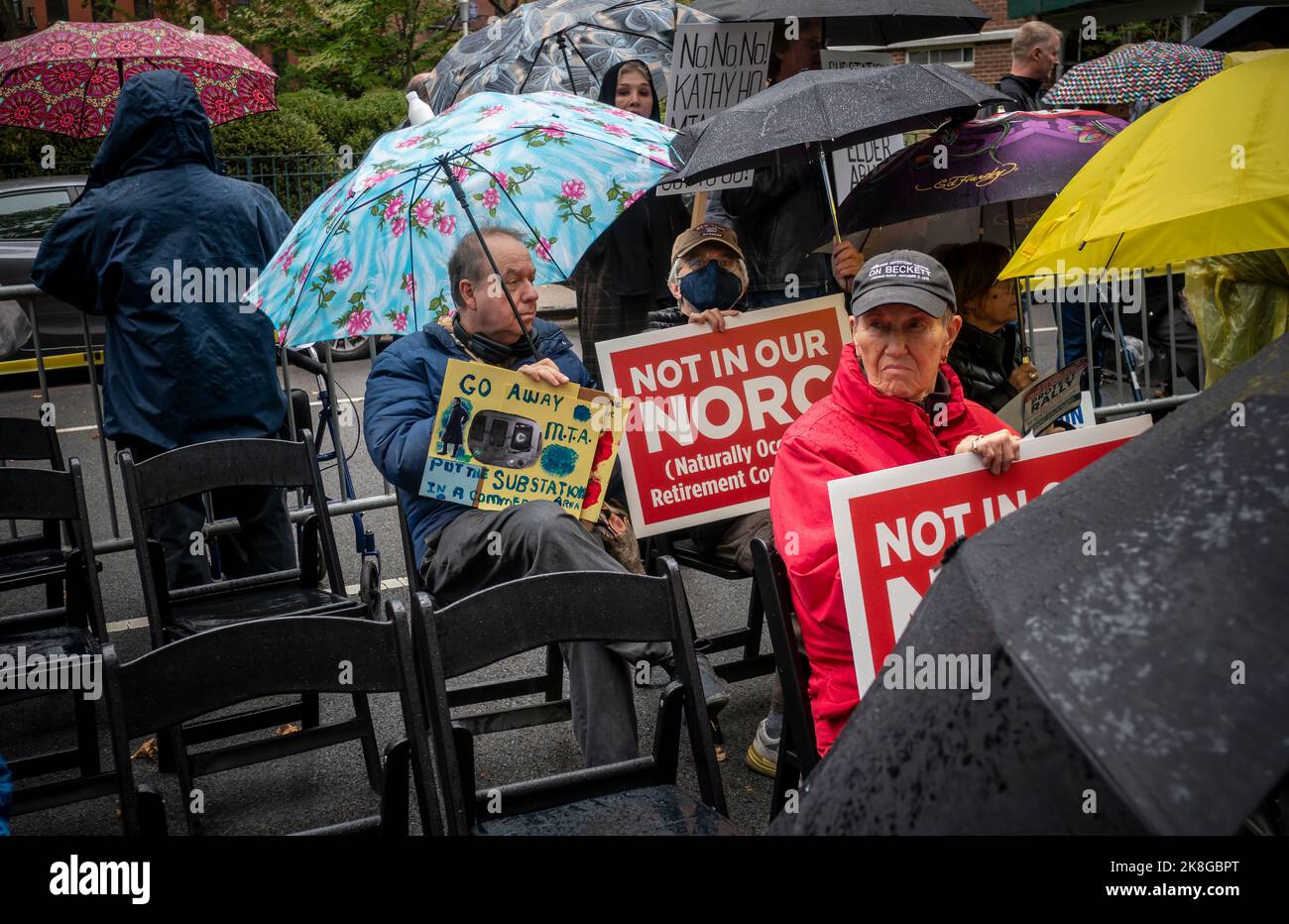Die Bewohner der Penn South Housing Cooperative und ihre Unterstützer versammeln sich am Sonntag, dem 23. Oktober 2022, in Chelsea in New York gegen den Bau eines Umspannwerks der Metropolitan Transportation Authority in der West 28 St inmitten der Genossenschaft. (© Richard B. Levine) Stockfoto