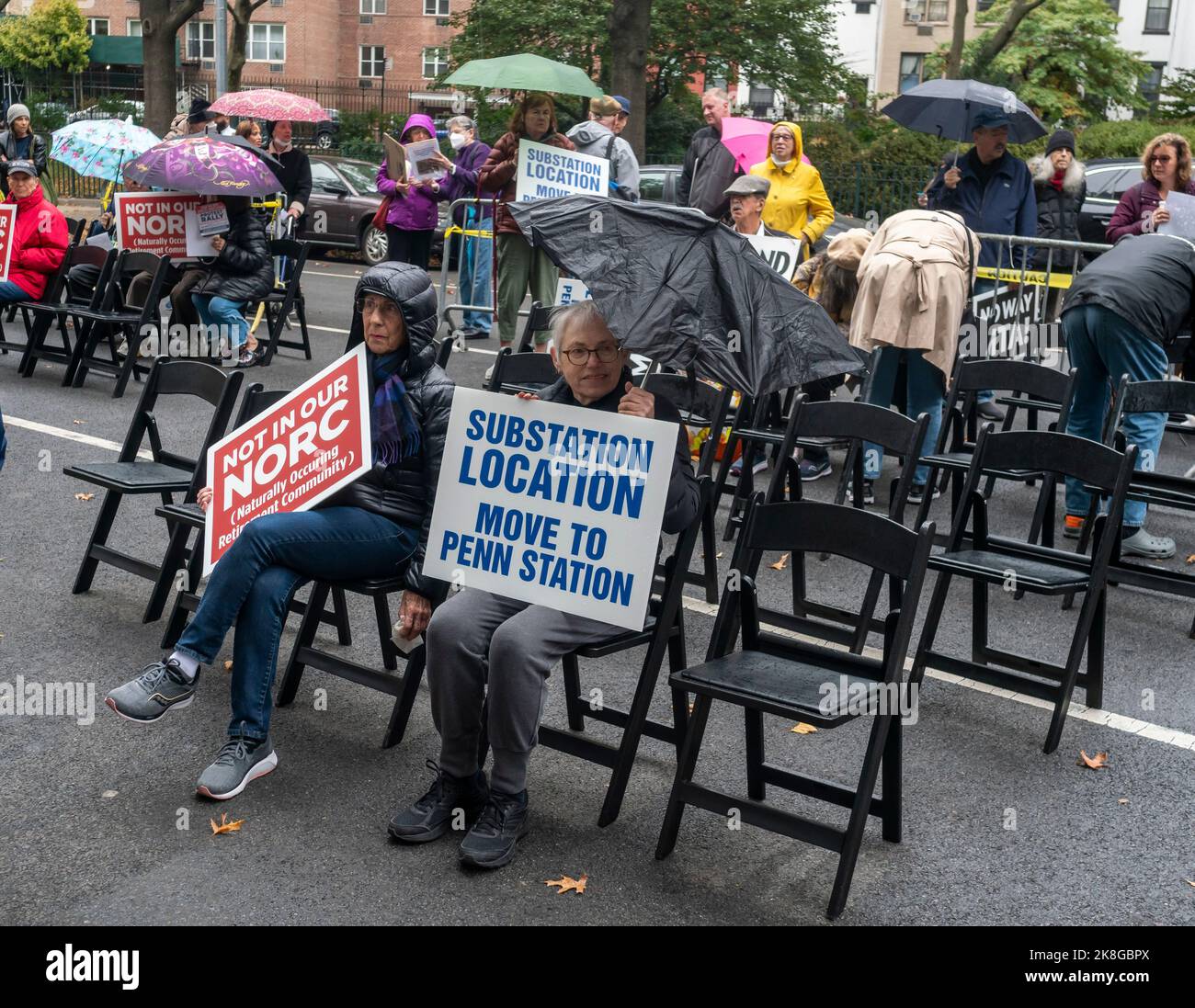 Die Bewohner der Penn South Housing Cooperative und ihre Unterstützer versammeln sich am Sonntag, dem 23. Oktober 2022, in Chelsea in New York gegen den Bau eines Umspannwerks der Metropolitan Transportation Authority in der West 28 St inmitten der Genossenschaft. (© Richard B. Levine) Stockfoto