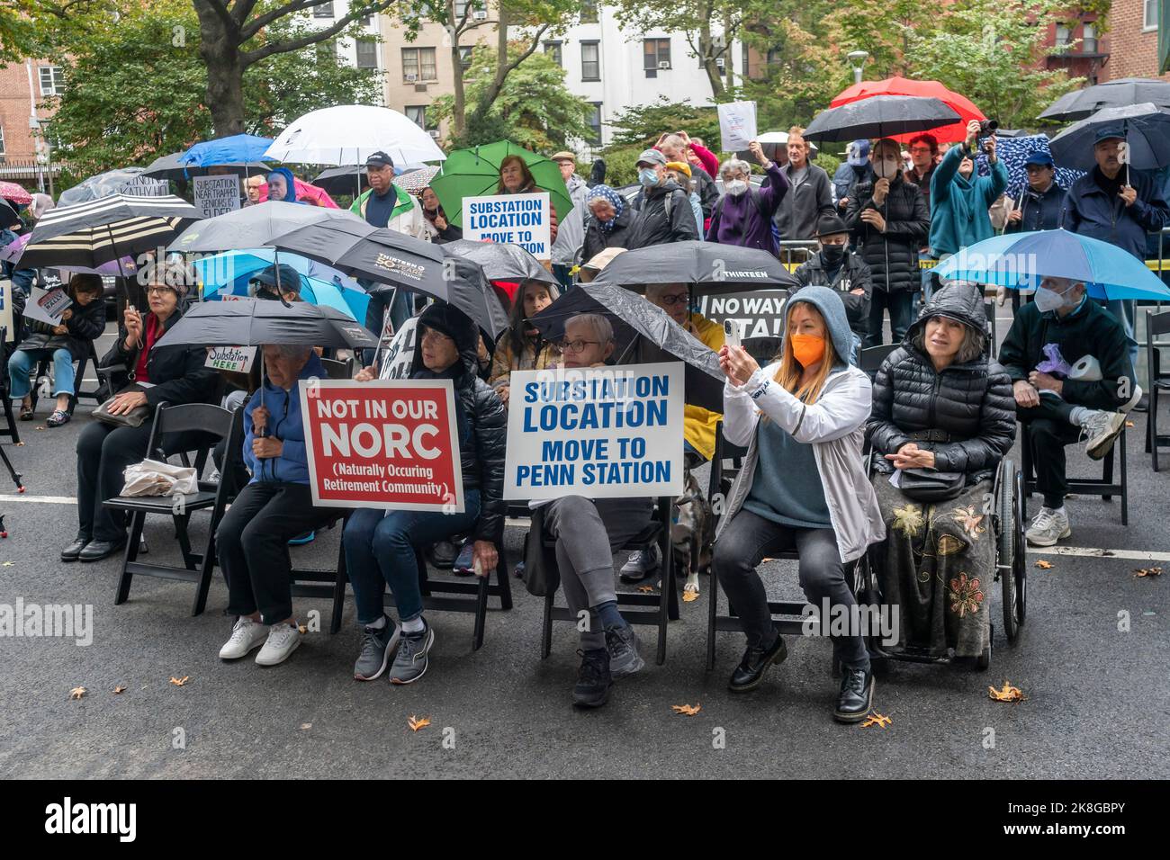 Die Bewohner der Penn South Housing Cooperative und ihre Unterstützer versammeln sich am Sonntag, dem 23. Oktober 2022, in Chelsea in New York gegen den Bau eines Umspannwerks der Metropolitan Transportation Authority in der West 28 St inmitten der Genossenschaft. (© Richard B. Levine) Stockfoto