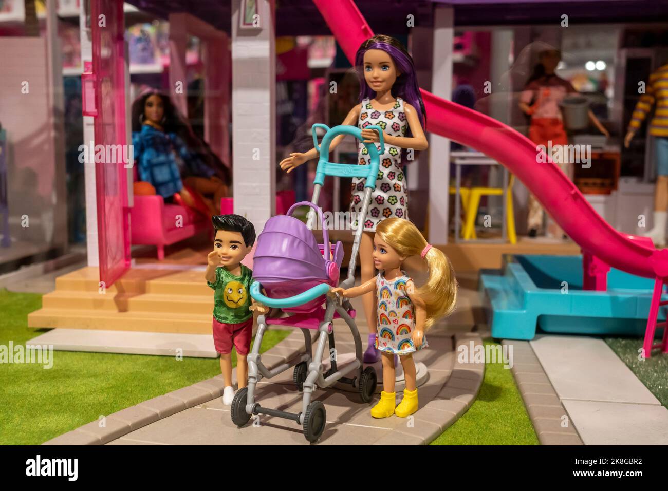 Die Barbie-Display bei Toys R US in Times Square in New York am Dienstag,  25. November 2014. Die Aktien von Mattel stiegen, nachdem der Spielmacher  eine Partnerschaft mit Chinas Alibaba Tmall angekündigt