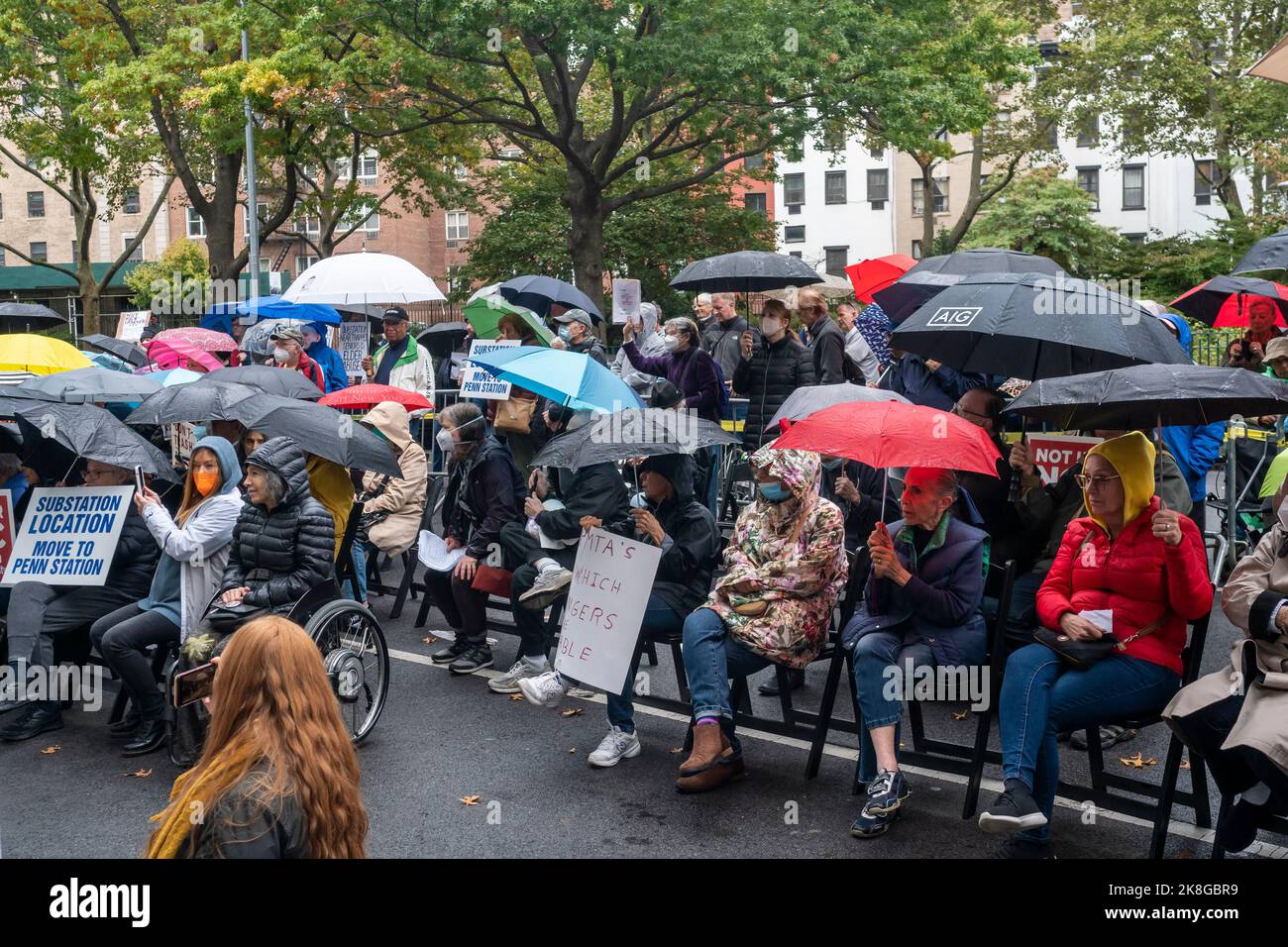 Die Bewohner der Penn South Housing Cooperative und ihre Unterstützer versammeln sich am Sonntag, dem 23. Oktober 2022, in Chelsea in New York gegen den Bau eines Umspannwerks der Metropolitan Transportation Authority in der West 28 St inmitten der Genossenschaft. (© Richard B. Levine) Stockfoto