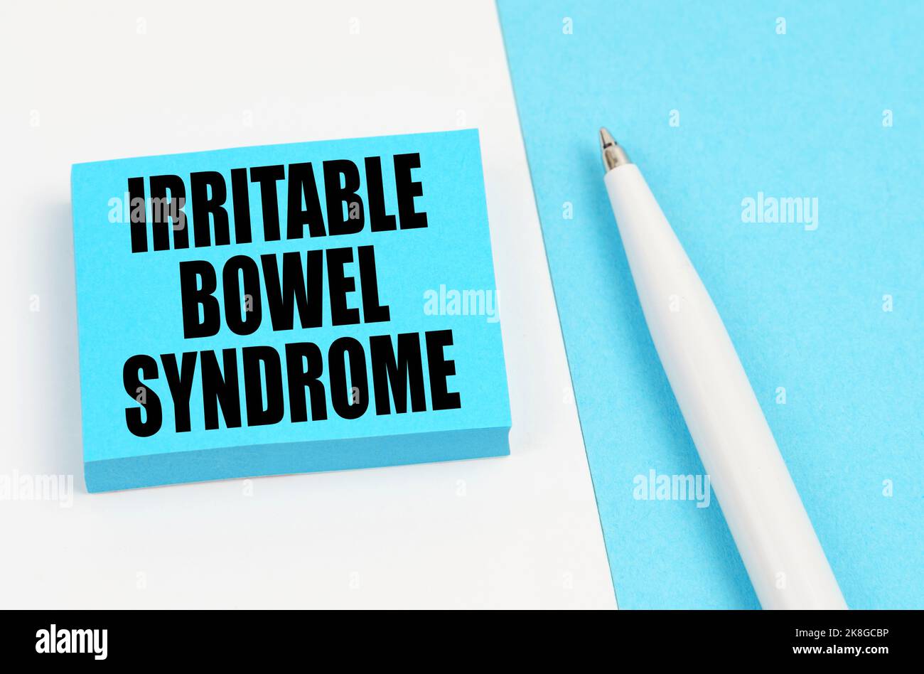 Medizinisches Konzept. Auf einer weißen und blauen Oberfläche, einem Stift und blauen Aufklebern mit der Aufschrift - Reizdarmsyndrom Stockfoto