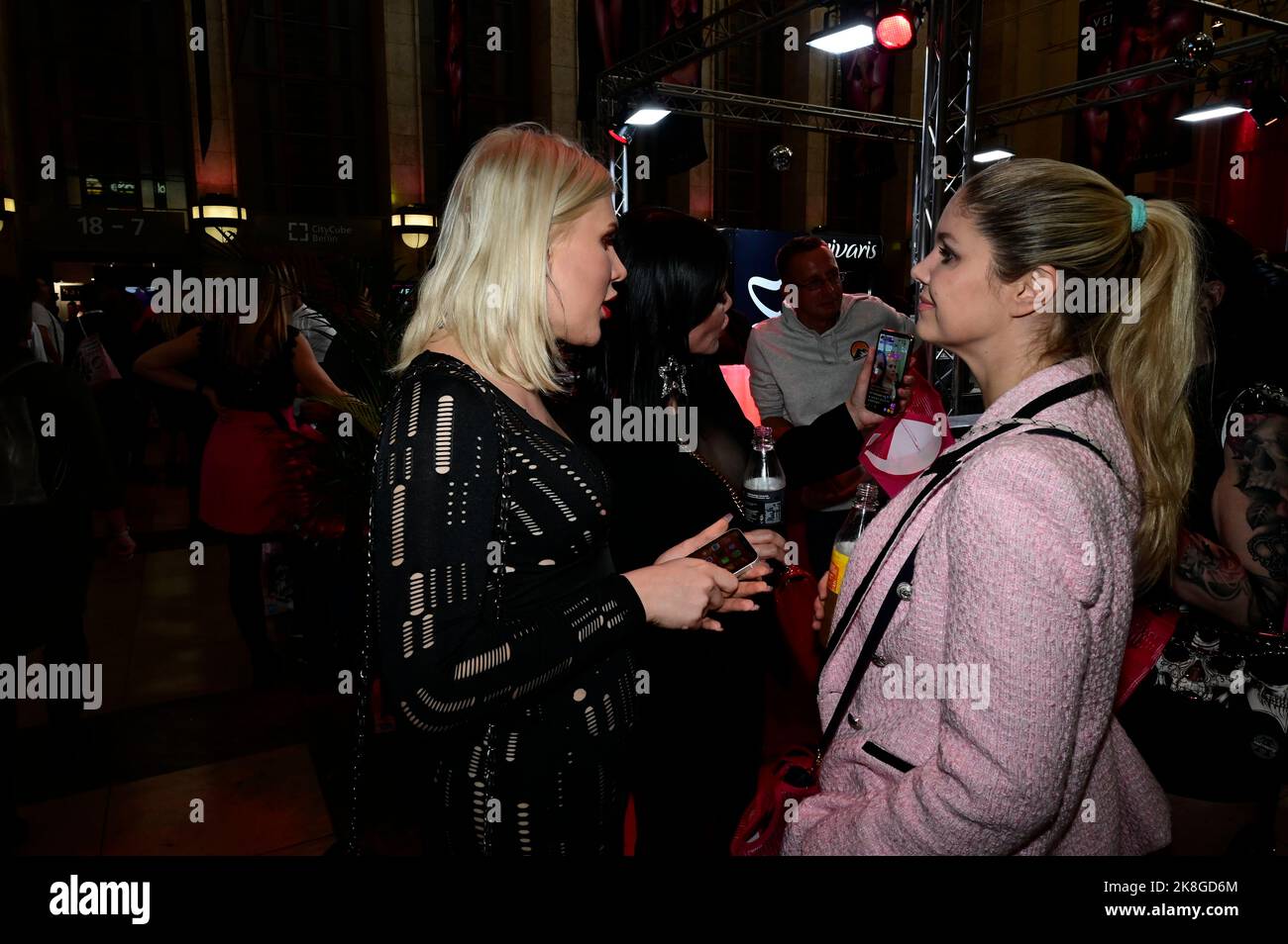 Arielle Rippegrain und Yvonne Woelke auf der 25. Venus Berlin 2022 in den Messehallen unter dem Funkturm. Berlin, 22.10.2022 Stockfoto