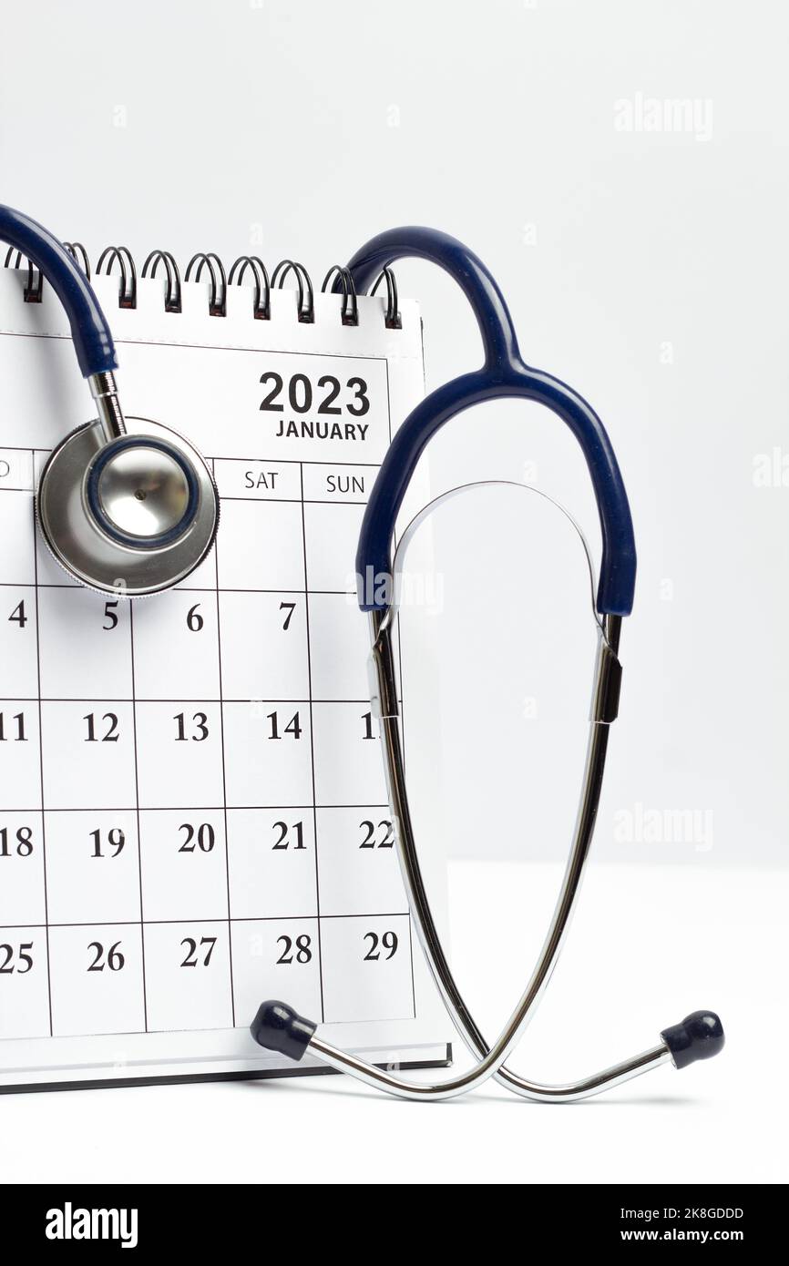 Seite mit Kalenderdaten für 2023 und Stethoskop als Medizinkonzept. Stockfoto
