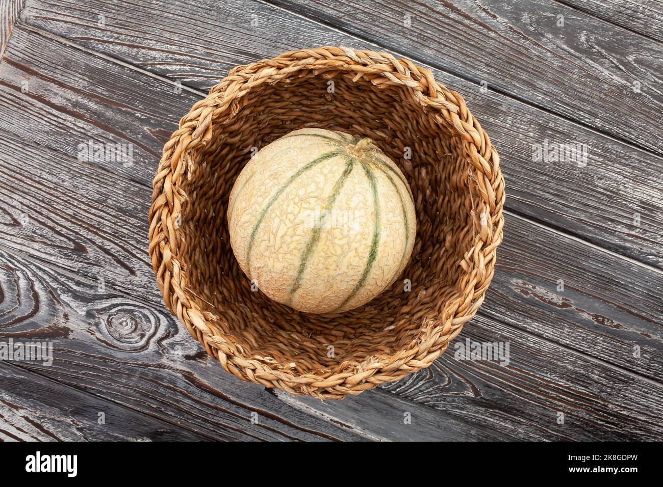 Melone auf Holz Hintergrund Draufsicht Stockfoto