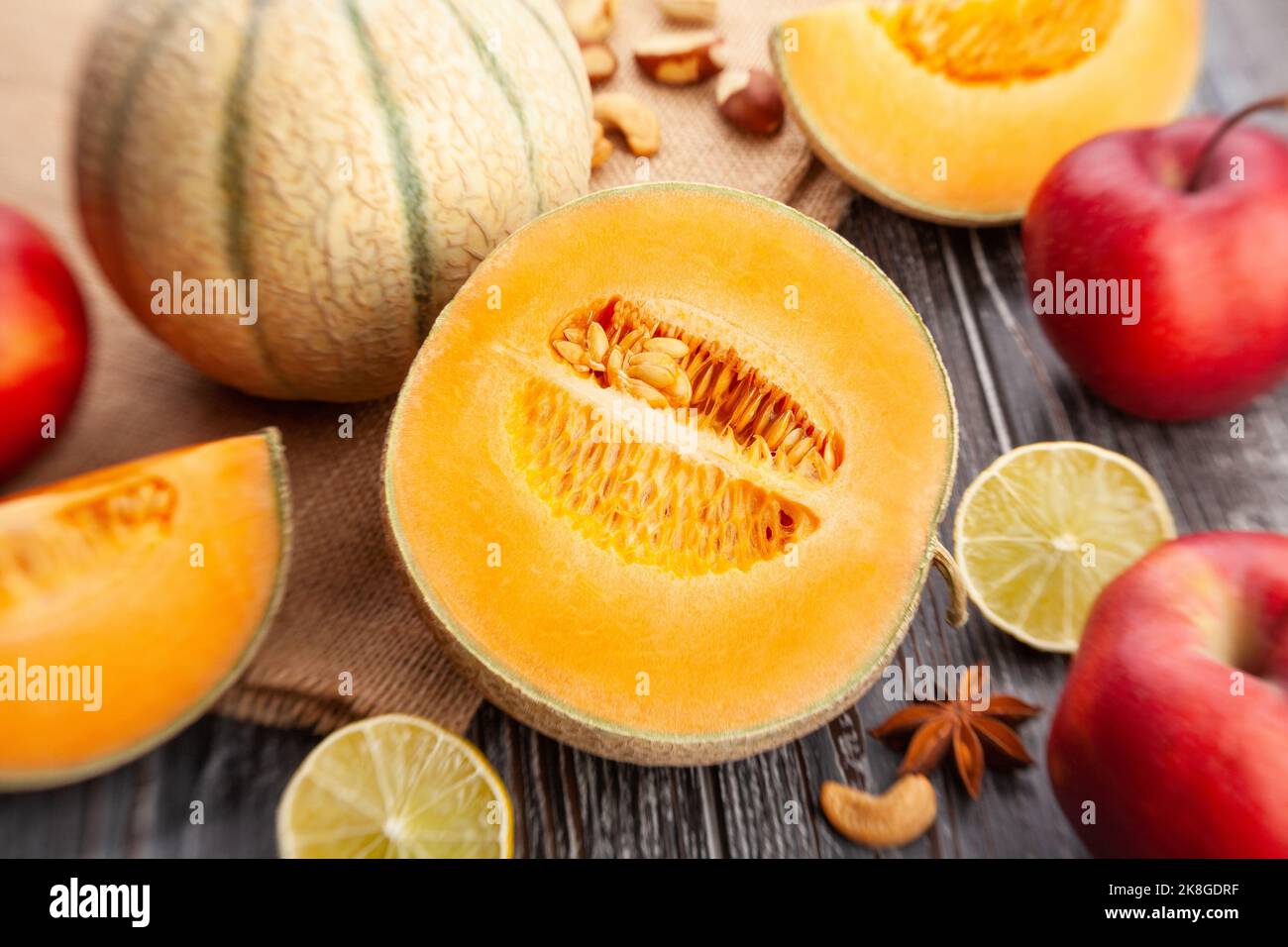 Melone mit Melone in Scheiben auf Holzhintergrund Stockfoto