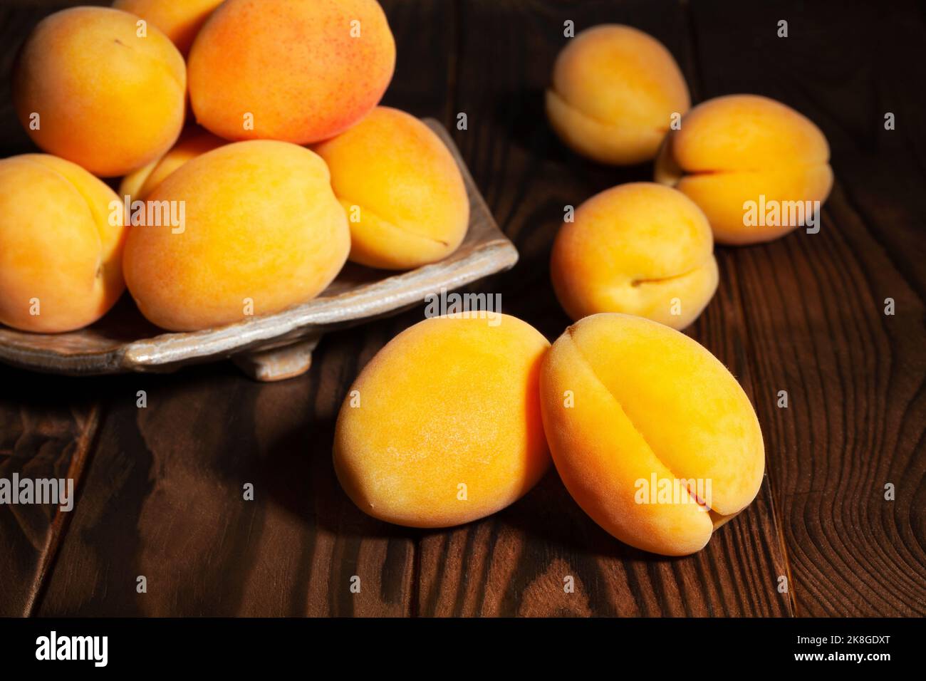 Aprikosengruppe auf Holzhintergrund Stockfoto