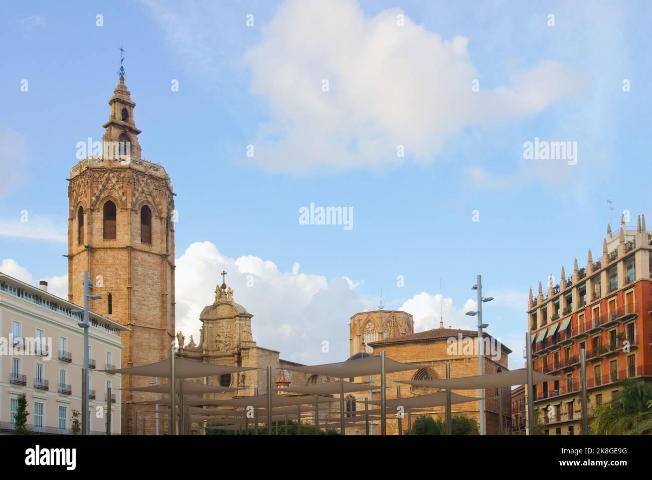 Panoramabild des Micalet-Turms neben der Kathedrale von Valencia von der renovierten Plaza de la Reina, von wo aus Sie die installierten Sonnenschirme sehen können Stockfoto