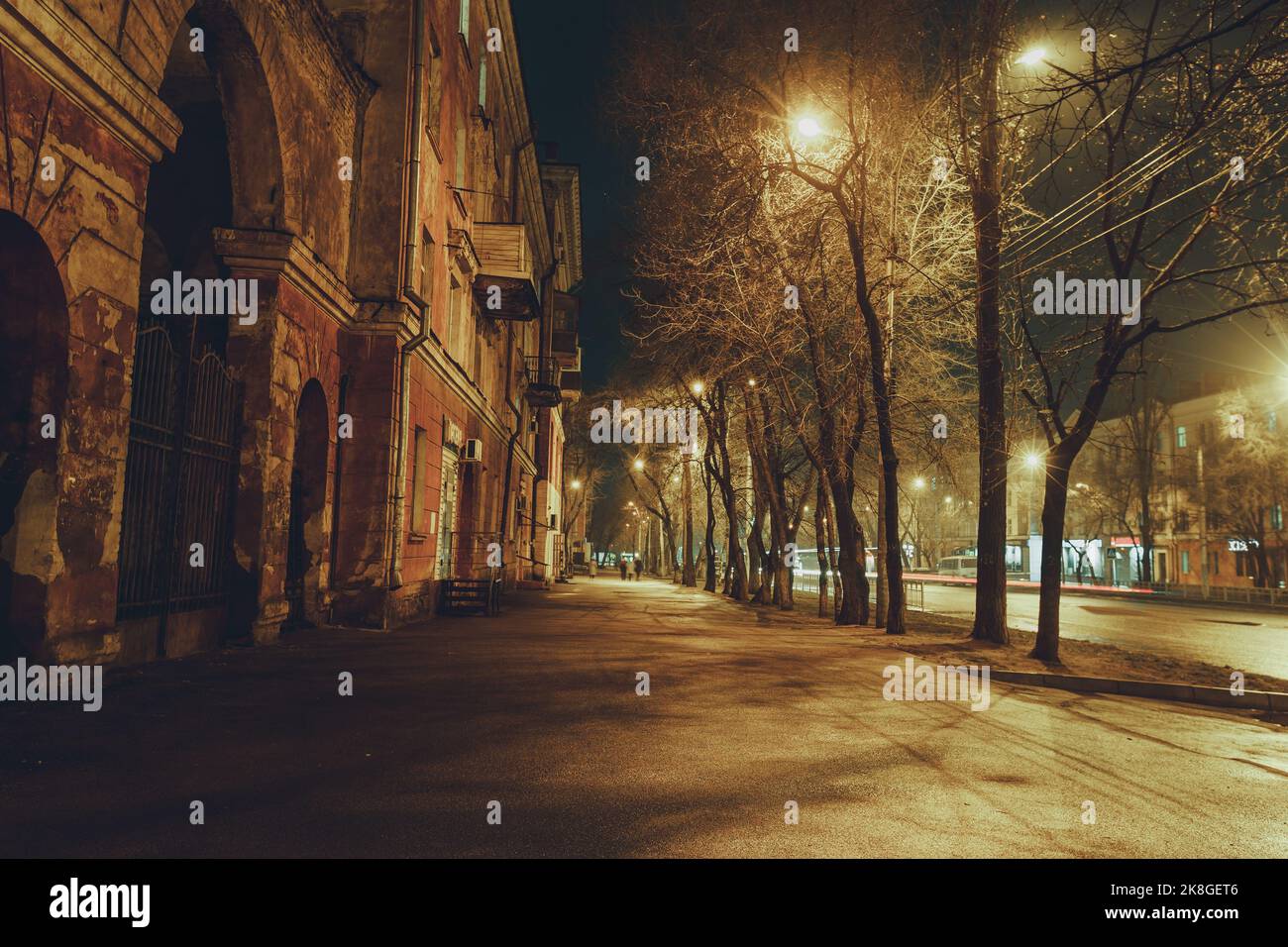 Nacht leere Straße in der Stadt Woronesch. Stockfoto