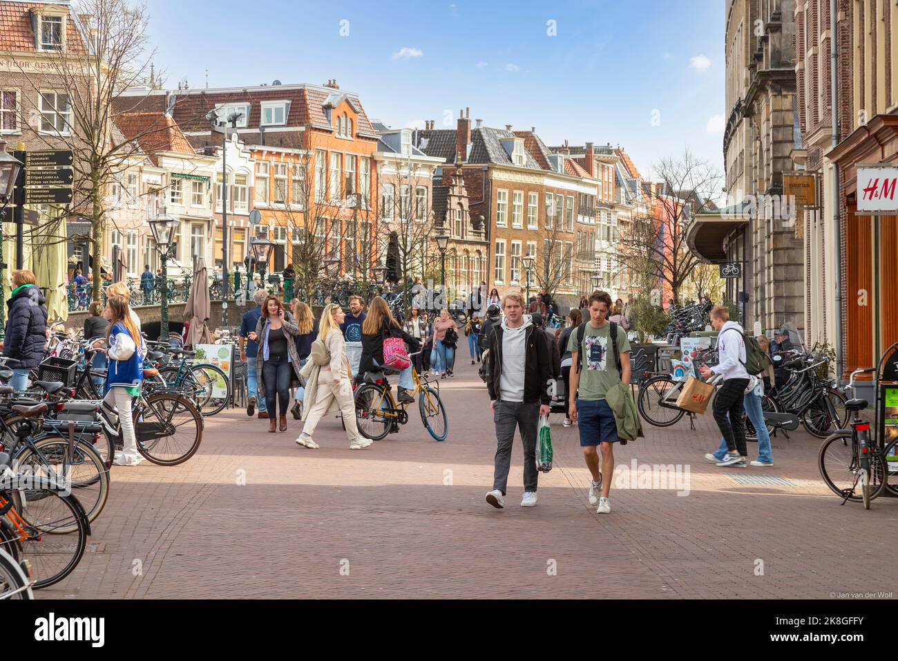 Stadtleben im Zentrum der niederländischen Studentenstadt Leiden. Stockfoto