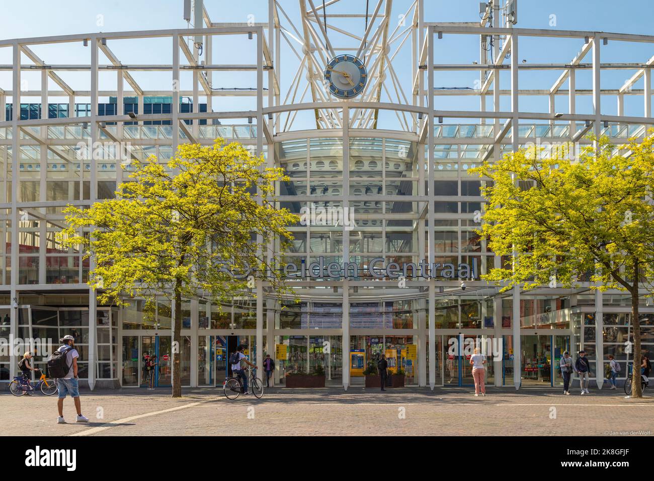 Der Hauptbahnhof der Studentenstadt Leiden in den Niederlanden. Stockfoto