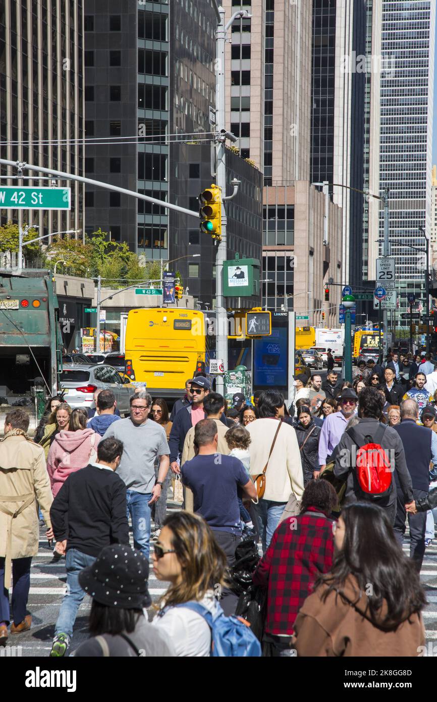 Die Ecke der 6. Avenue und 42. Street am Bryant Park ist immer voller Fußgänger, sowohl New Yorker als auch Touristen. Stockfoto