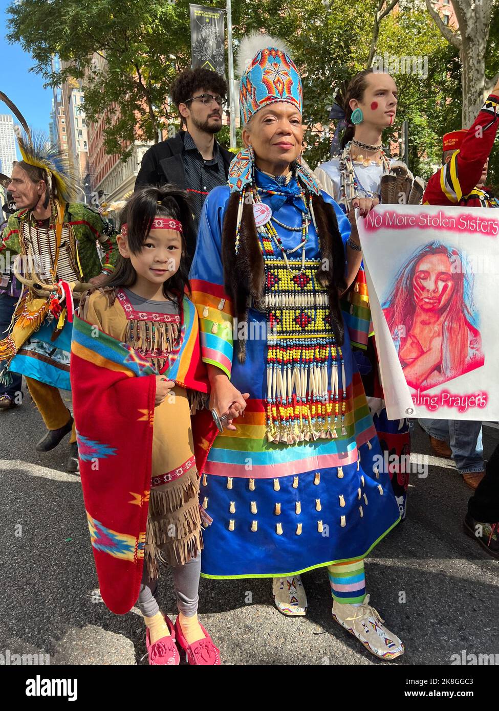 Am 15. Oktober 2022 fand in New York City die erste jährliche „Parade der indigenen Völker der Amerikas“ statt. Frau aus der Cherokee/Lenape Nation. Stockfoto