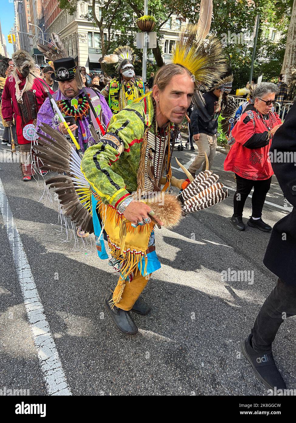 Am 15. Oktober 2022 fand in New York City die erste jährliche „Parade der indigenen Völker der Amerikas“ statt Stockfoto