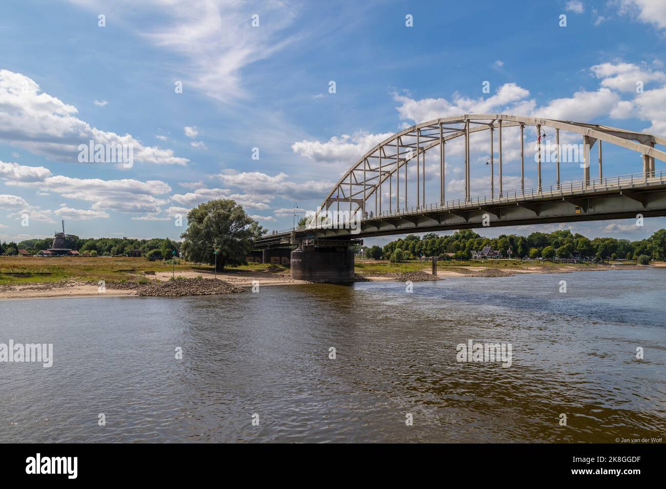 Brücke über den Fluss IJssel in der alten Hansestadt Deventer in den Niederlanden. Stockfoto