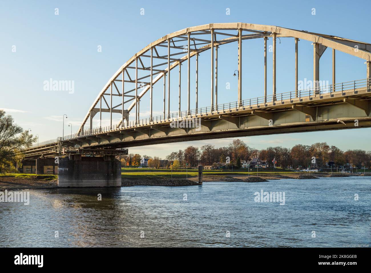 Brücke über den Fluss IJssel in der alten Hansestadt Deventer in den Niederlanden. Stockfoto