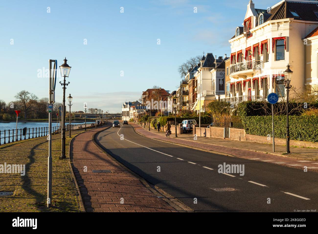 Herrschaftliche Häuser entlang des Flusses IJssel in der Stadt Deventer. Stockfoto