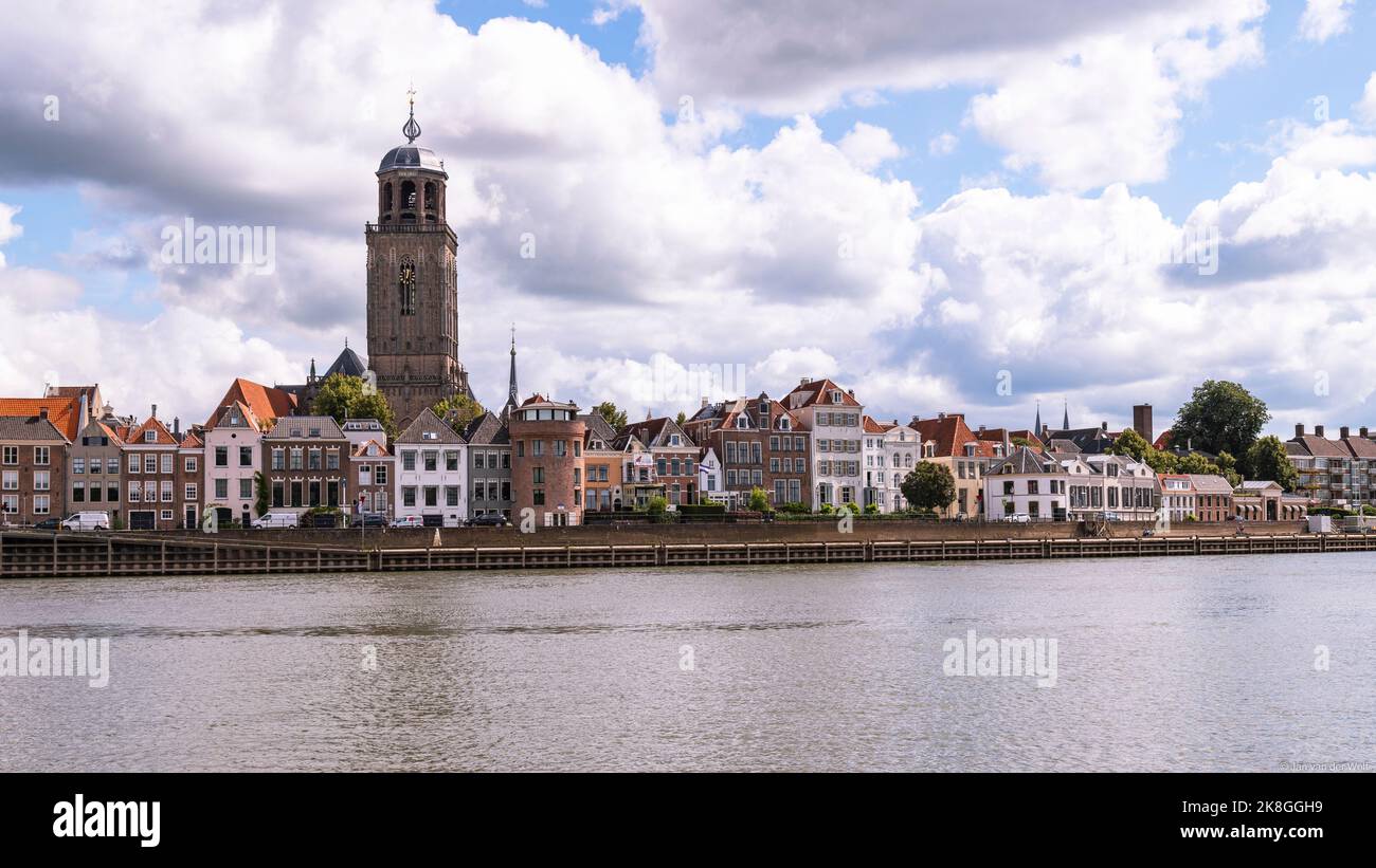 Blick vom Fluss IJssel auf eine der ältesten Städte der Niederlande Stockfoto
