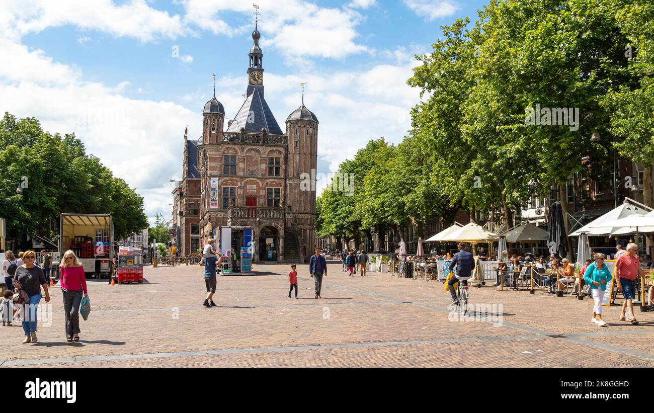 Blick auf den zentralen Platz mit dem Waaggebouw aus dem 16. Jahrhundert am Rand. Stockfoto