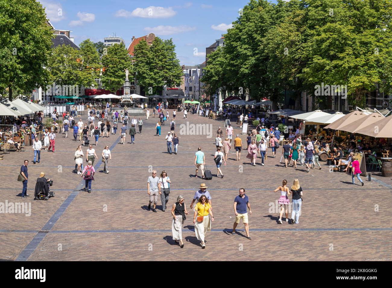 Bewohner und Touristen laufen über den zentralen Platz im historischen Stadtzentrum von Deventer in den Niederlanden. Stockfoto