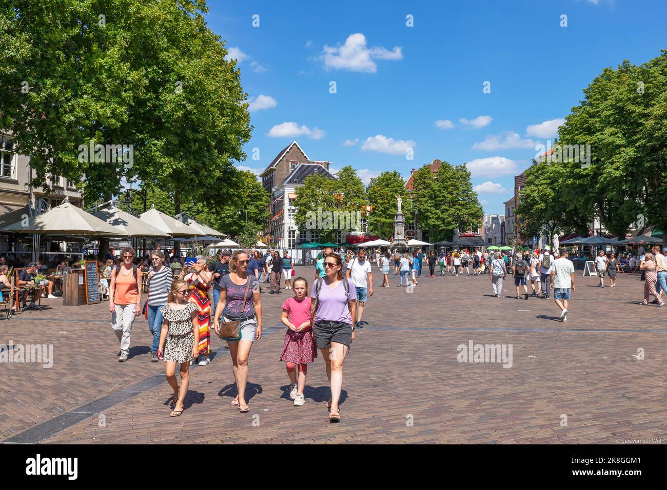 Bewohner und Touristen laufen über den zentralen Platz im historischen Stadtzentrum von Deventer. Stockfoto