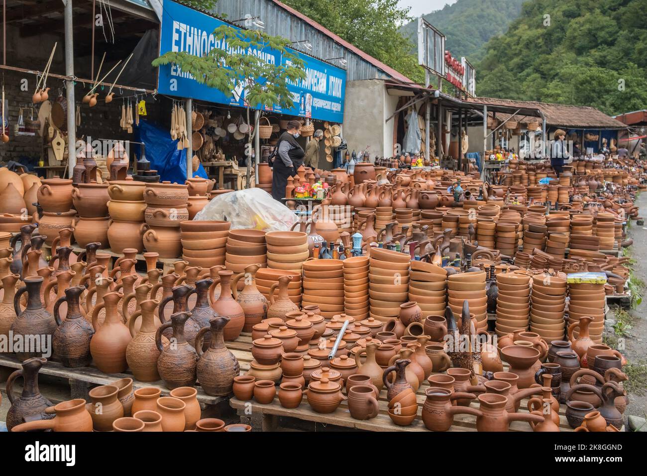 Traditionelle Keramik auf dem Straßenmarkt in Shrosha. Stockfoto