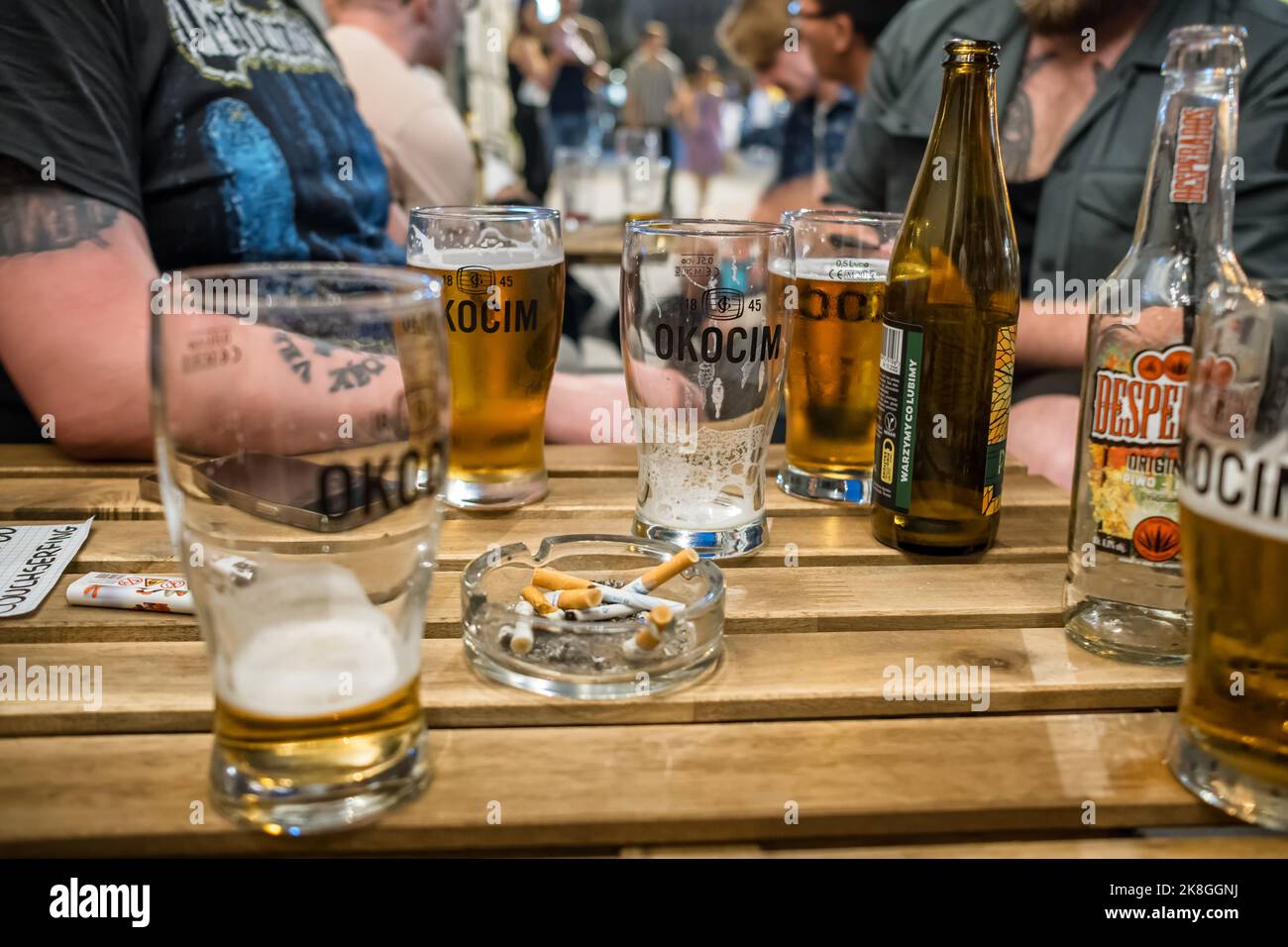 Männer trinken Bier im Pub und unterhalten sich. Stockfoto