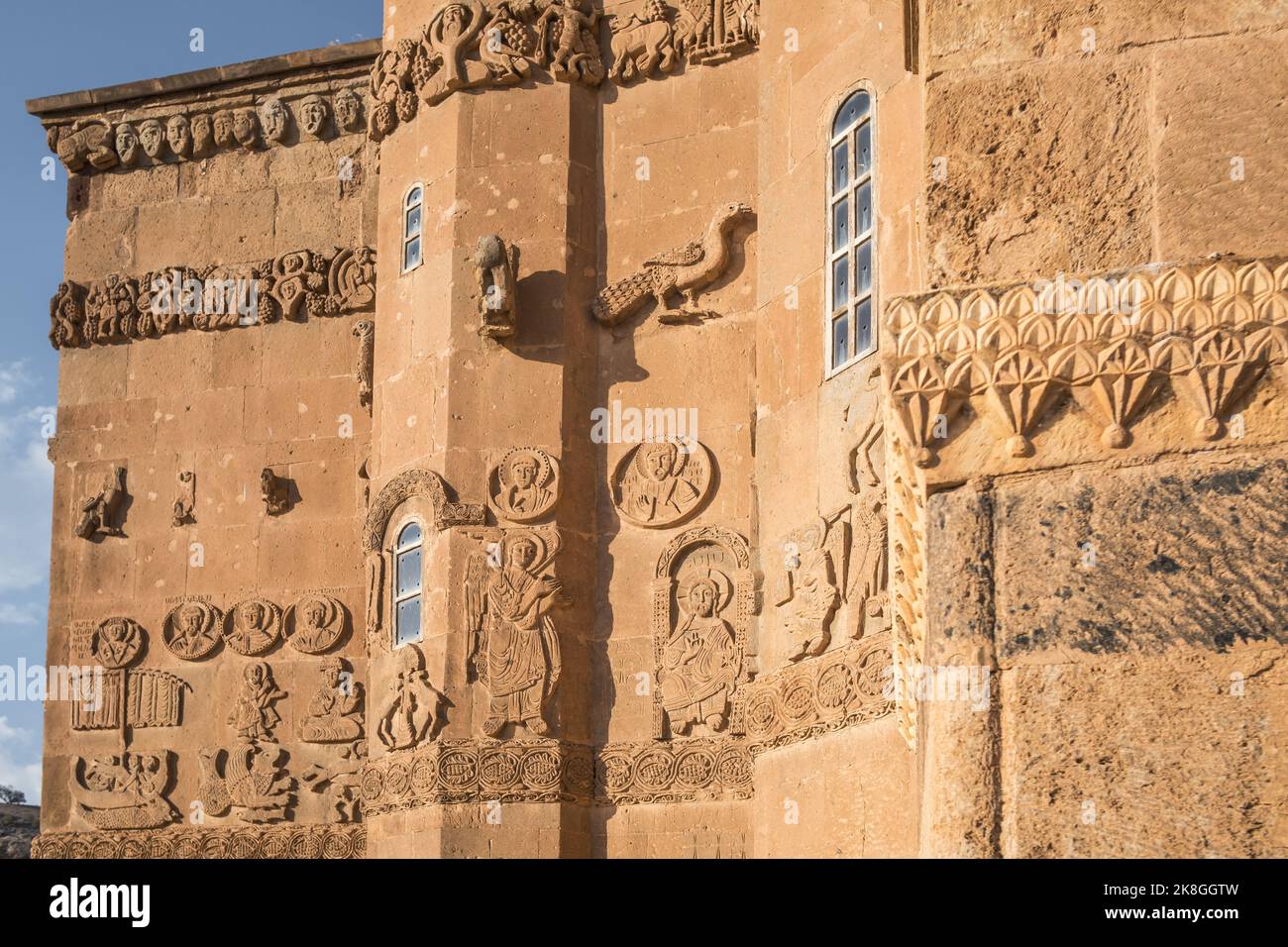 Fassade der Kathedrale des Heiligen Kreuzes auf der Akdamar Insel am Van See in der Türkei Stockfoto
