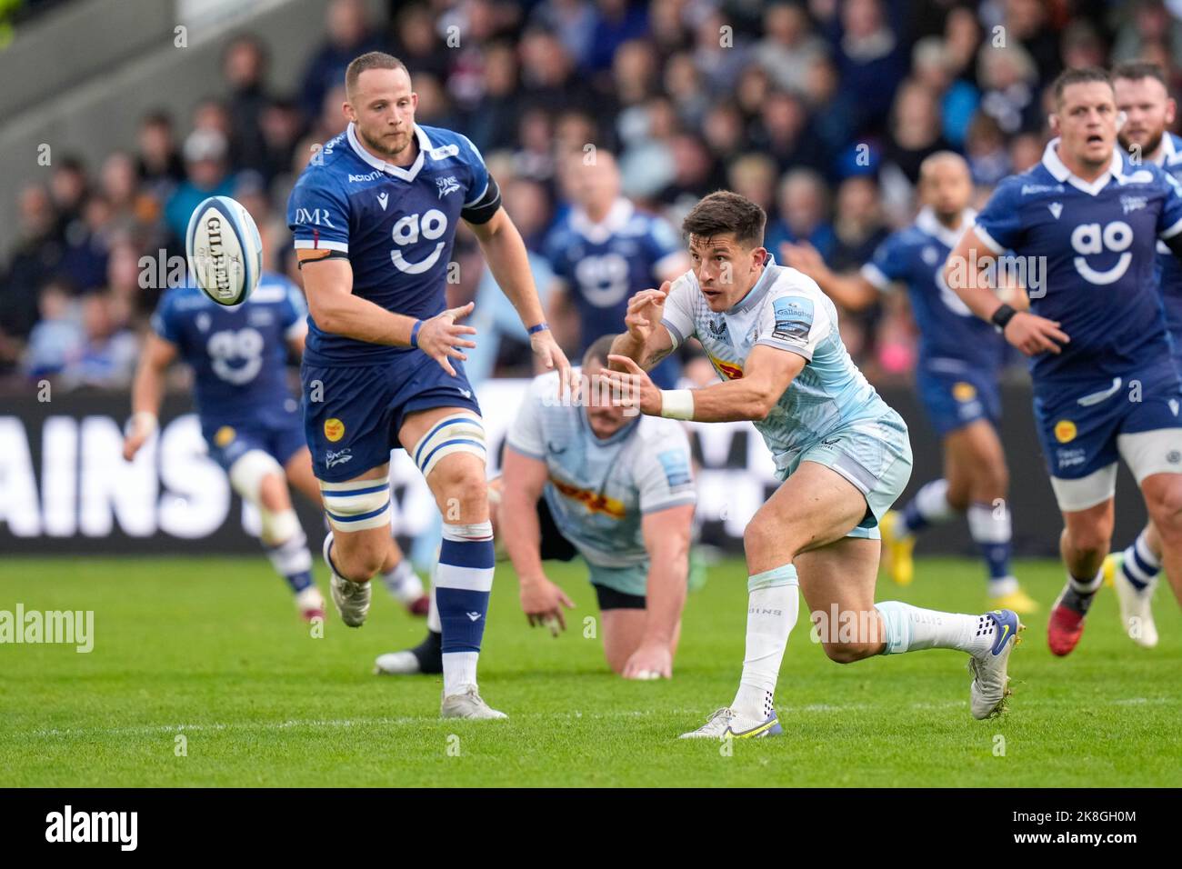 Eccles, Großbritannien. 23. Oktober 2022. Tommy Allan #15 von Harlekins übergibt den Ball während des Spiels Gallagher Premiership Sale Sharks vs Harlekins im AJ Bell Stadium, Eccles, Großbritannien, 23.. Oktober 2022 (Foto von Steve Flynn/News Images) in Eccles, Großbritannien am 10/23/2022. (Foto von Steve Flynn/News Images/Sipa USA) Quelle: SIPA USA/Alamy Live News Stockfoto