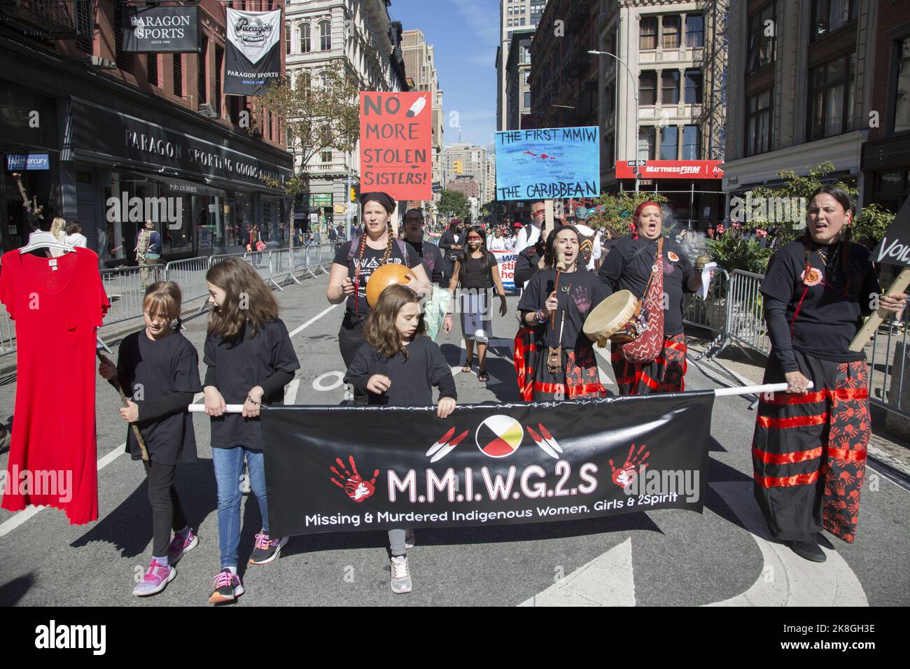 Am 15. Oktober 2022 fand in New York City die erste jährliche „Indigenous Peoples of the Americas Parade“ statt. MMIWG (Missing and Murdered Indigenous Women and Girls) ist eine auf der Gemeinschaft basierende Basisbewegung, die das Bewusstsein schärft und sich der fehlenden Reaktion anspricht, wenn eine einheimische Frau oder ein Mädchen vermisst oder ermordet wird. Das Erbe der Gewalt gegen unsere einheimischen Frauen und Kinder in New Mexico geht auf die spanische und Euro-amerikanische Invasion unserer Ureinwohner und unserer heiligen Körper zurück. Vom Navajo Long Walk über die Sklavengeschäfte in der Altstadt von Albuquerque bis hin zu den aktuellen Kämpfen, in denen Fälle nicht mehr zur Verfügung stehen Stockfoto