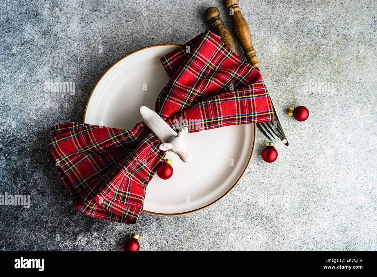 Weihnachtliche Abendessen auf einem Betontisch Stockfoto