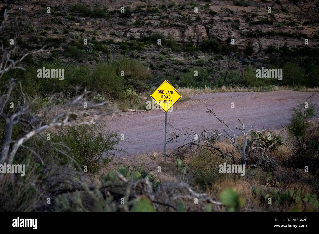 Ein gelbes Diamantschild für eine einspurige Straße, 2 Meilen auf dem State Route 88 Apache Trail in Arizona Stockfoto