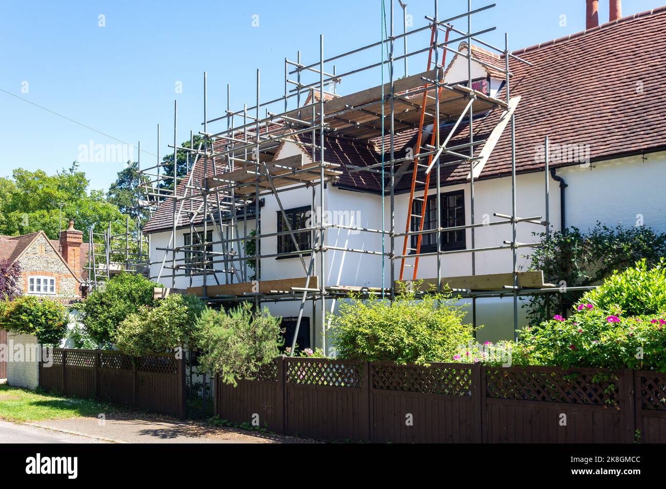 Renovierung des Hauses mit Gerüsten, High Street, Hurley, Vereinigtes Königreich Stockfoto