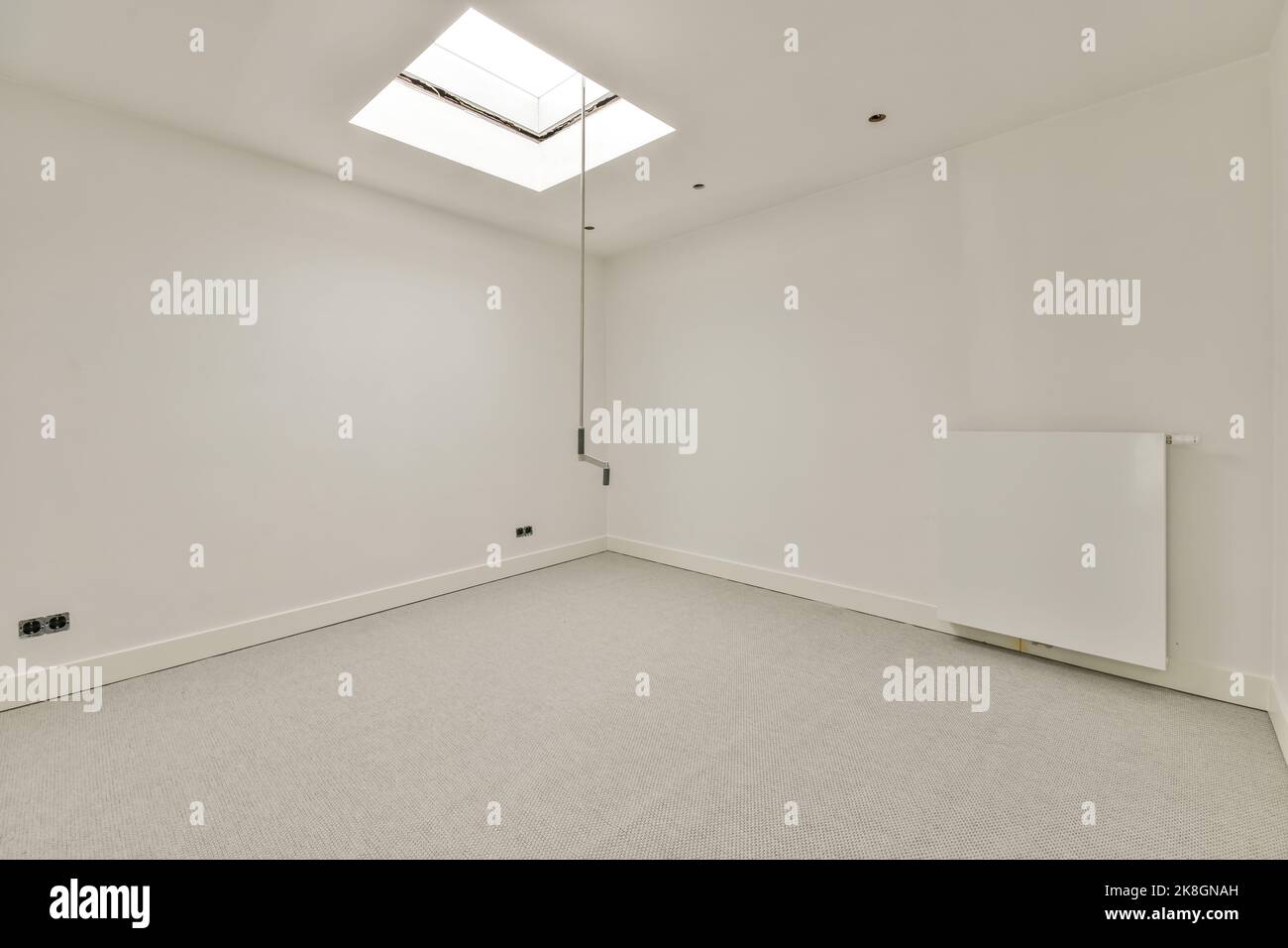 Leeres, modernes Zimmer mit einem Fenster auf dem Dach Stockfoto