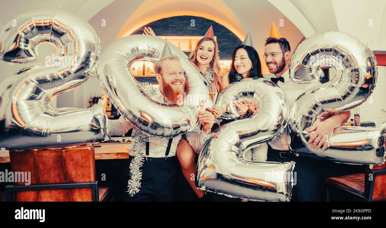 Party People Frauen und Männer feiern Silvester 2023 Stockfoto