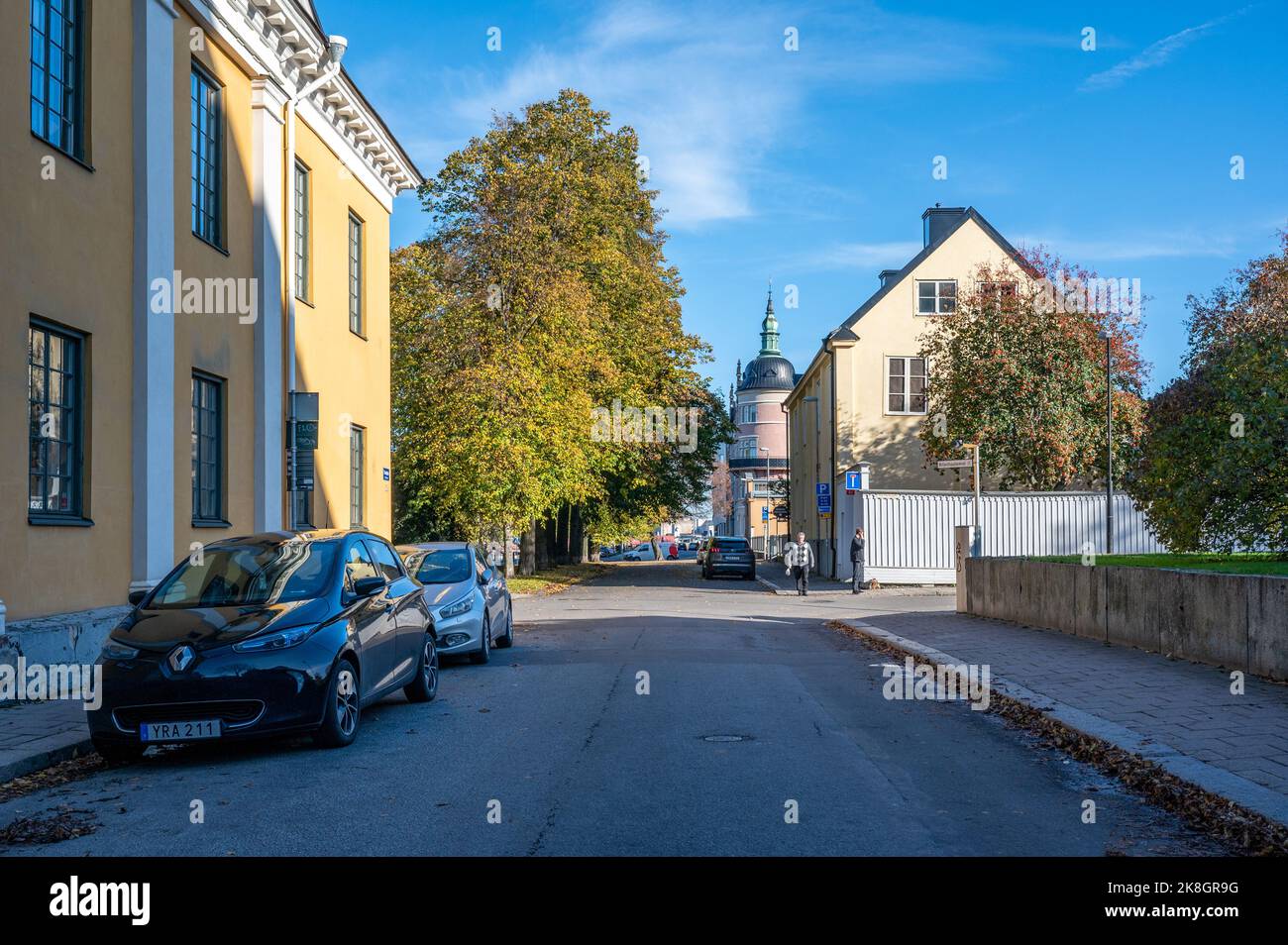 Wohnstraße Fleminggatan in Norrköping im Herbst in Schweden. Norrköping ist eine historische Industriestadt. Stockfoto