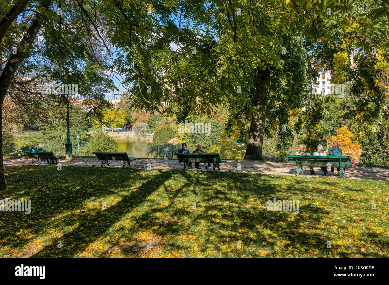 Pariser Sonnenbaden im Parc Montsouris - Paris, Frankreich Stockfoto