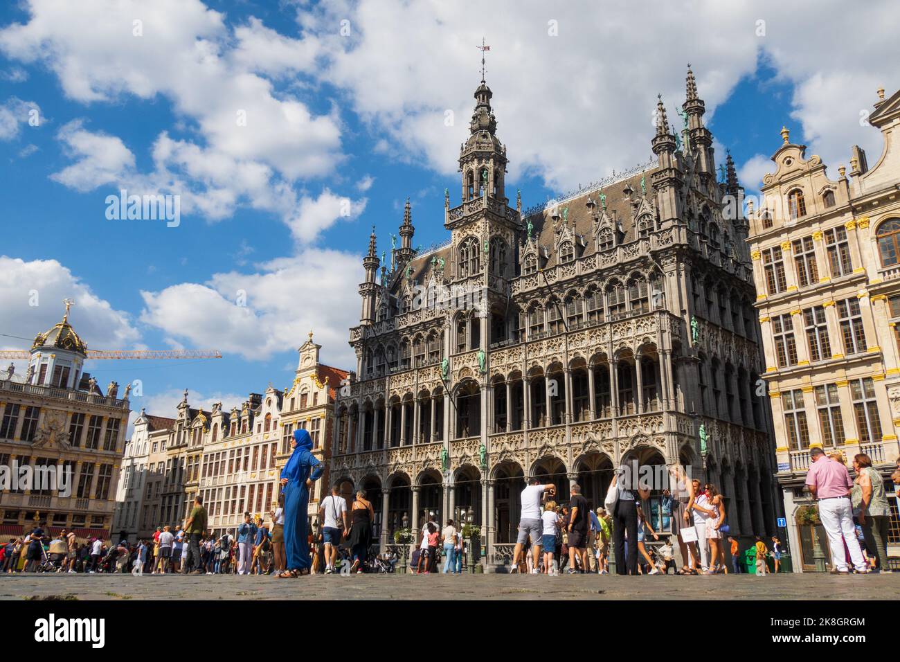 Brüssel, Belgien - August 20 2022 : Touristen entdecken den berühmten Grand Place und die historischen Gebäude in Brüssel Stockfoto
