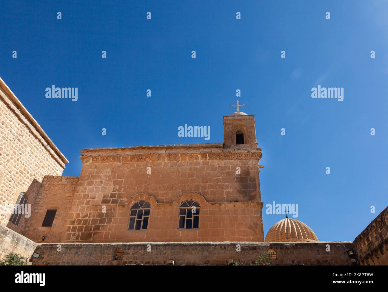 Deyrulzafaran Syrisch oder Mor Hananyo Kloster genannt. Aufnahme von unten im Innenhof. Mardin, Türkei. Stockfoto