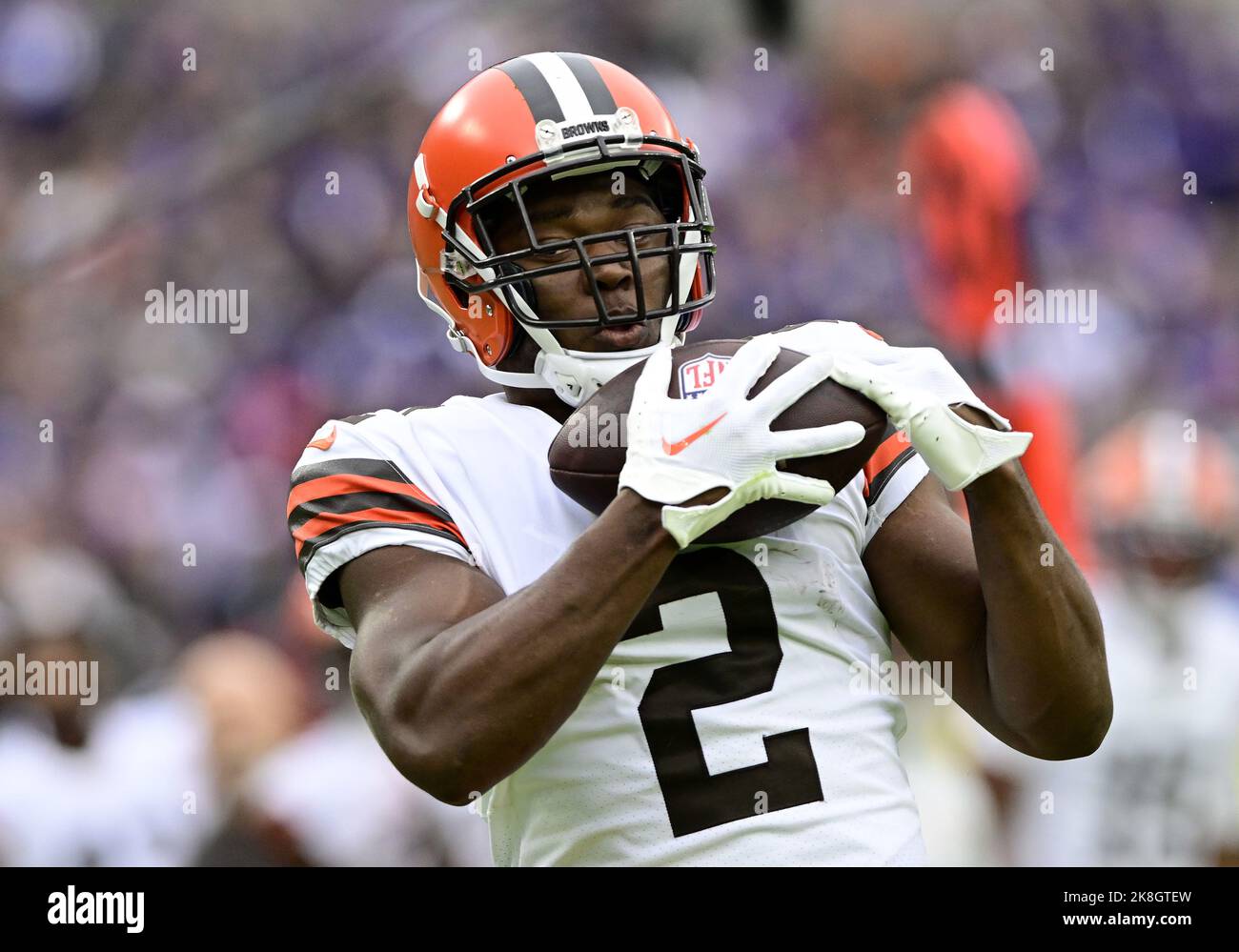 Baltimore, Usa. 23. Oktober 2022. Der breite Empfänger von Cleveland Browns, Amari Cooper (2), macht einen möglichen Touchdown-Empfang gegen die Baltimore Ravens, der wegen offensiver Pass-Störungen während der zweiten Hälfte im M&T Bank Stadium in Baltimore, Maryland, am Sonntag, den 23. Oktober 2022, aufgehoben wird. Baltimore gewann 23-20. Foto von David Tulis/UPI Credit: UPI/Alamy Live News Stockfoto