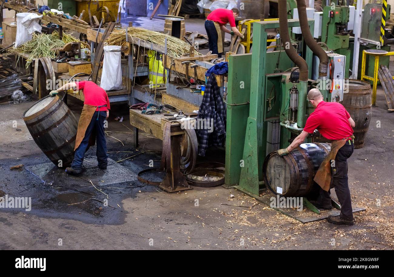 Coopers repariert Whiskyfässer in Speyside Stockfoto