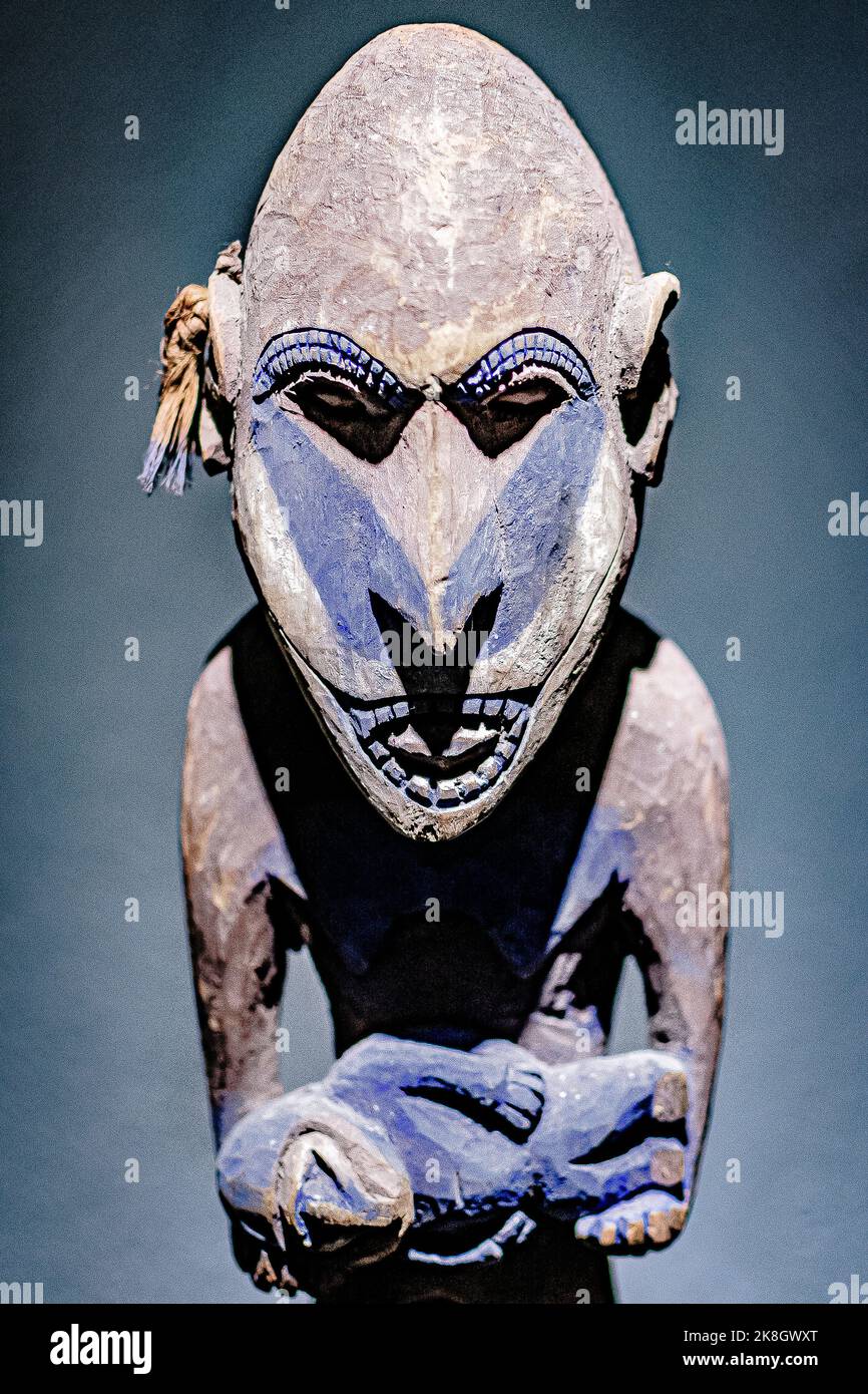 Sehr detaillierte und aufwendige isolierte Stammesmaske von alten afrikanischen Stämmen. Stockfoto