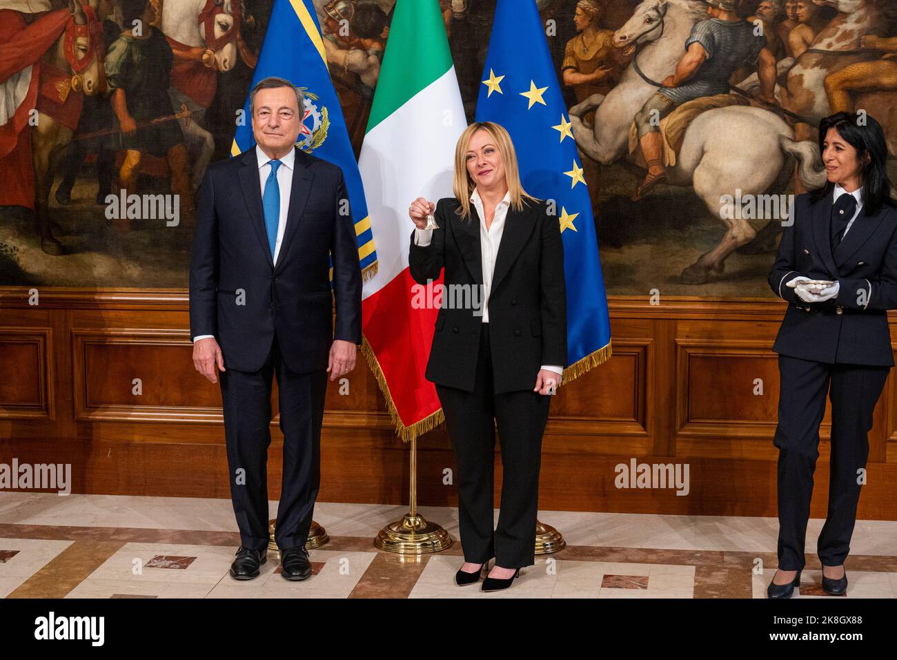 Rom, Italien. 23. Oktober 2022. Die neue italienische Premierministerin Giorgia Meloni hält die Glocke der Kabinettsministerin während der Übergabe. Die „Glockenzeremonie“ stellt die Übergabe zwischen dem scheidenden Premierminister und dem, der die neue Regierung führen wird, dar. Giorgia Meloni ist auch die erste Frau, die in Italien als Premierministerin dient. (Foto: Stefano Costantino/SOPA Images/Sipa USA) Quelle: SIPA USA/Alamy Live News Stockfoto