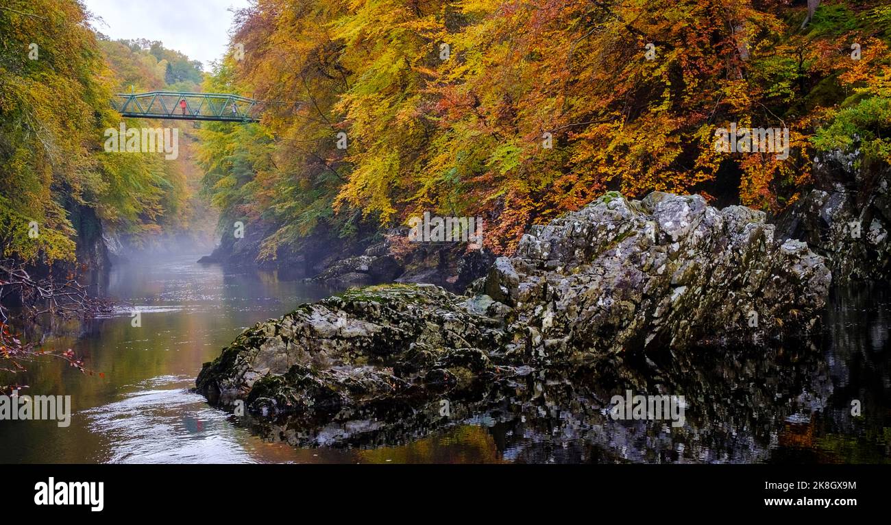 Killiecrankie Bridge im Herbst mit buntem Laub Stockfoto