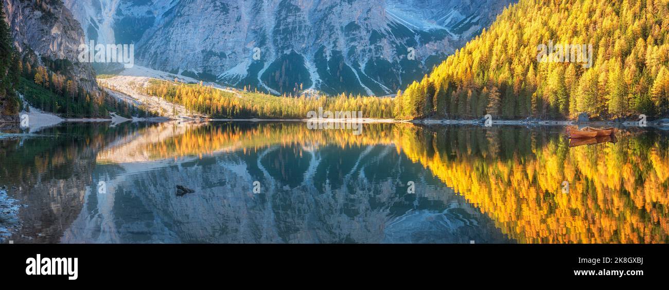 Schöner See mit perfekter Reflexion im Wasser im Herbst Stockfoto