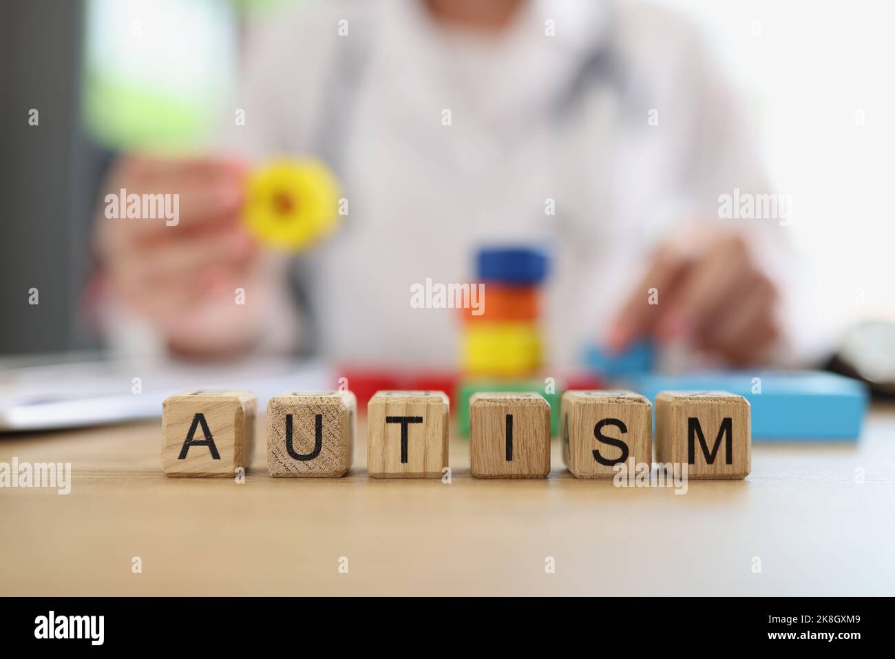 Wort Autismus gesammelt mit Holzbuchstaben Würfel Stockfoto