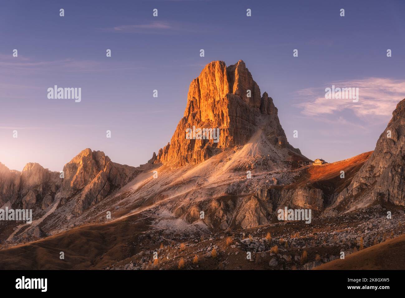 Felsige Berge bei farbenfrohem Sonnenuntergang im Herbst. Bergpass Stockfoto