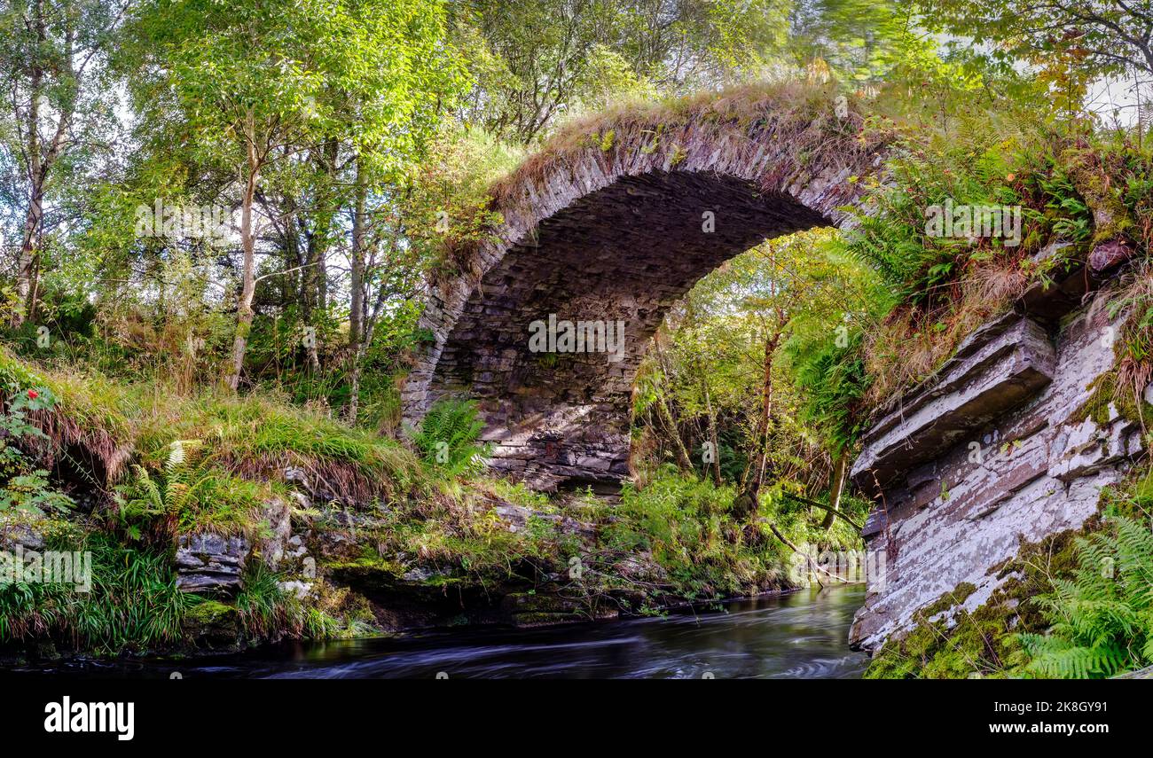 Die alte, papppferde, gewölbte Brücke von Livet in Speyside Stockfoto